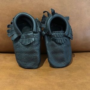 Freshly Picked Moccasins, size 5, black